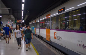 ep archivo   viajeros al lado de un tren de rodalies