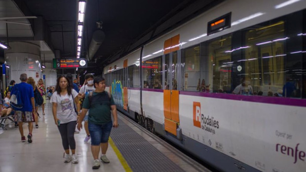 ep archivo   viajeros al lado de un tren de rodalies