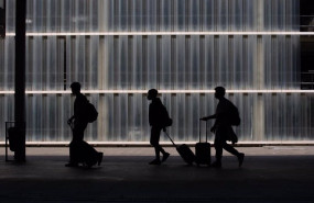 ep archivo   viajeros con maletas en el aeropuerto de barcelona el prat