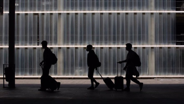 ep archivo   viajeros con maletas en el aeropuerto de barcelona el prat
