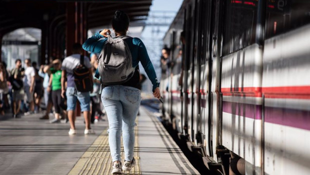 ep archivo viajeros en la estacion de cercanias de chamartin en una imagen de archivo ep archivo viajeros en la estacion de cercanias de chamartin en una imagen de archivo