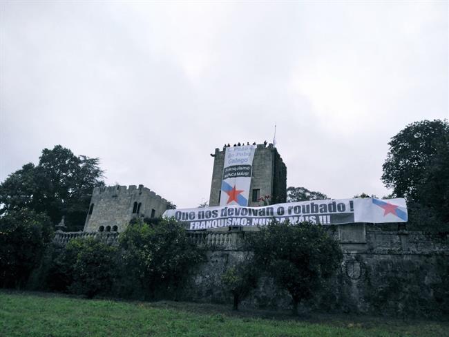 El BNG despliega pancartas para pedir la "devolución" del Pazo de Meirás | REMITIDA ep bng despliega pancartaspedir la devolucion del pazomeiras