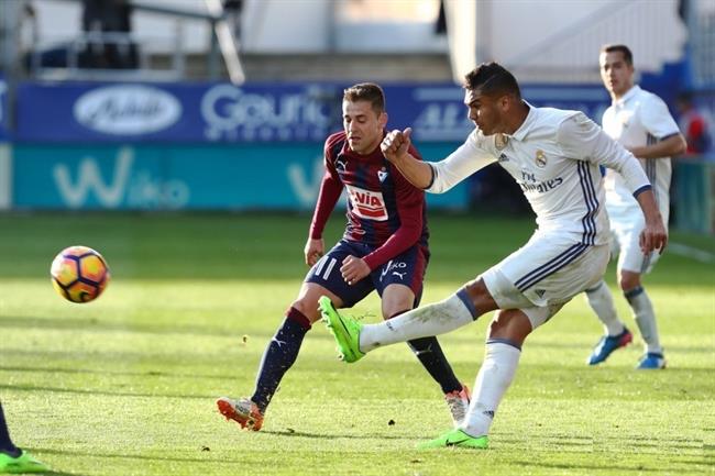 Casemiro da un pase ante Rubén Peña en el Eibar-Real Madrid | LALIGA ep casemiro dapaseruben penaeibar-real madrid