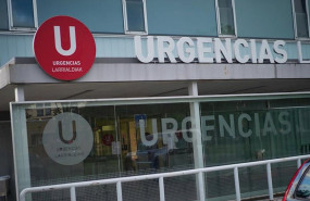 ep detalle de la fachada del servicio de urgencias del complejo hospitalario de navarra durante a