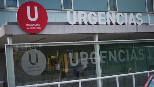 ep detalle de la fachada del servicio de urgencias del complejo hospitalario de navarra durante a