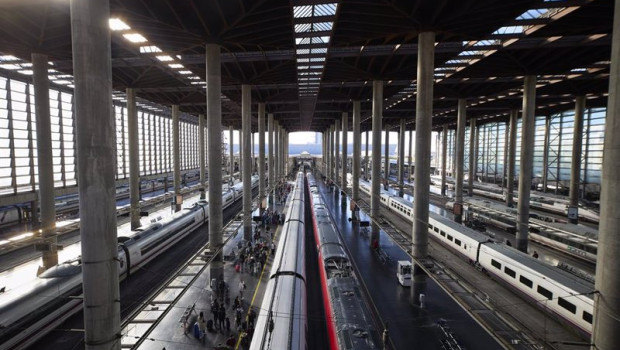ep dos trenes de iryo en la estacion de almudena grandes atocha cercanias a 5 de abril de 2023 en