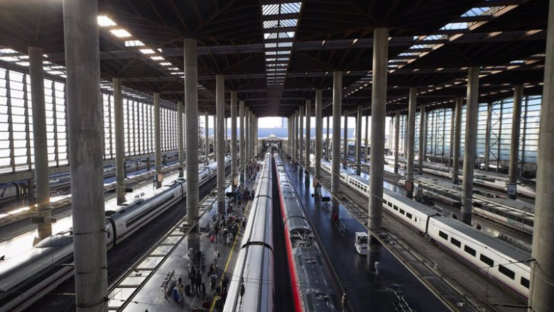 ep dos trenes de iryo en la estacion de almudena grandes atocha cercanias a 5 de abril de 2023 en ep dos trenes de iryo en la estacion de almudena grandes atocha cercanias a 5 de abril de 2023 en