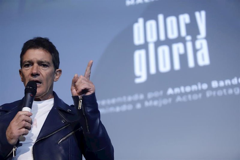 https://img.s3wfg.com/web/img/images_uploaded/9/a/ep_el_malagueno_antonio_banderas_en_la_proyeccion_de_dolor_y_gloria_en_los_actos_previos_a_los.jpg