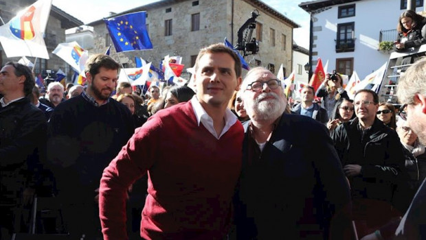 ep el presidente de ciudadanos albert rivera junto al filosofo y escritor fernando savater en un