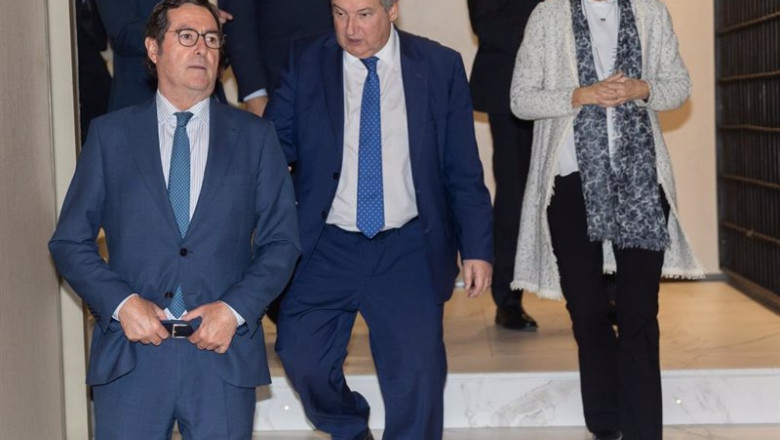 El presidente de la CEOE, Antonio Garamendi (i), y el ministro de Industria y Turismo, Jordi Hereu (c), a su llegada a la Asamblea General 2024 de la Federación Empresarial de la Industria Química Española (FEIQUE), en el Auditorio El Beatriz Madrid, a 24 | Eduardo Parra - Europa Press ep el presidente de la ceoe antonio garamendi i y el ministro de industria y turismo jordi hereu c a