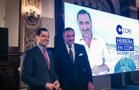ep el presidente de la junta de andalucia juanma moreno i saluda al periodista carlos herrera antes