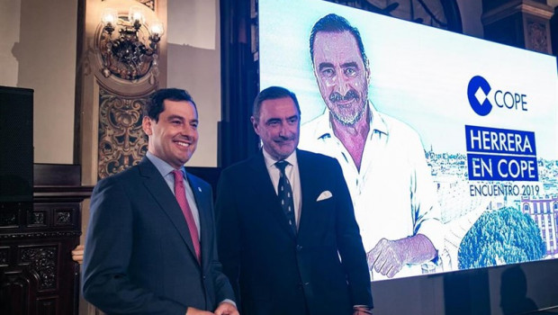 ep el presidente de la junta de andalucia juanma moreno i saluda al periodista carlos herrera antes