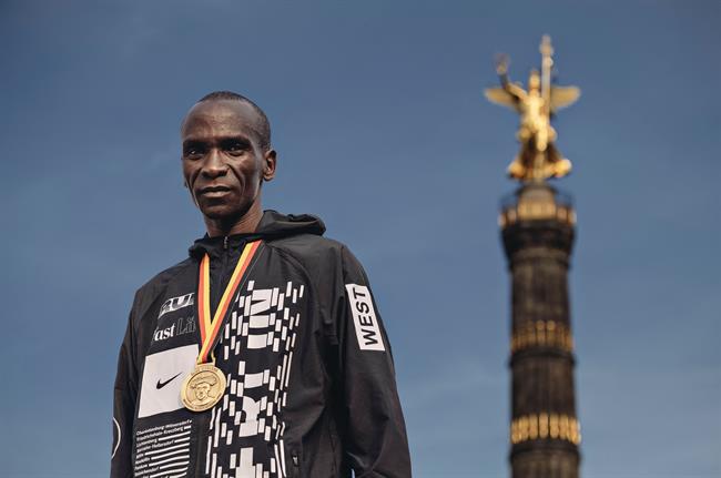 Eliud Kipchoge, ganador del maratón de Berlín y nuevo plusmarquista mundial | NIKE ep eliud kipchoge ganadormaratonberlinnuevo plusmarquista mundial