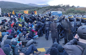 ep empieza a desalojar a los manifestantes del tsunami democrtic que bloquean la frontera con