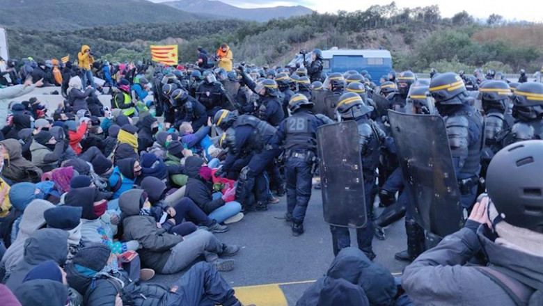 ep empieza a desalojar a los manifestantes del tsunami democrtic que bloquean la frontera con