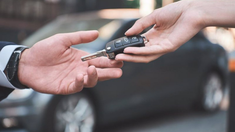 Entrega de las llaves de un vehículo. | DRIIVEME Y SPOTICAR ep entrega de las llaves de un vehiculo