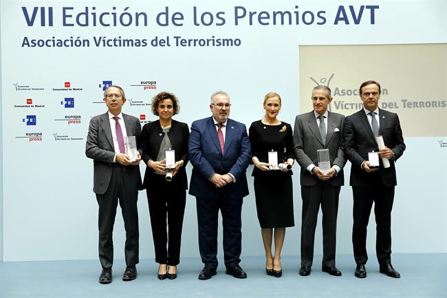 Foto de familia de los premios de la AVT con Cristina Cifuentes | EUROPA PRESS ep fotofamilialos premiosla avtcristina cifuentes