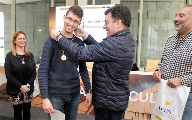 José Luis Vázquez Recibe Su Medalla. | ULE ep jose luis vazquez recibemedalla