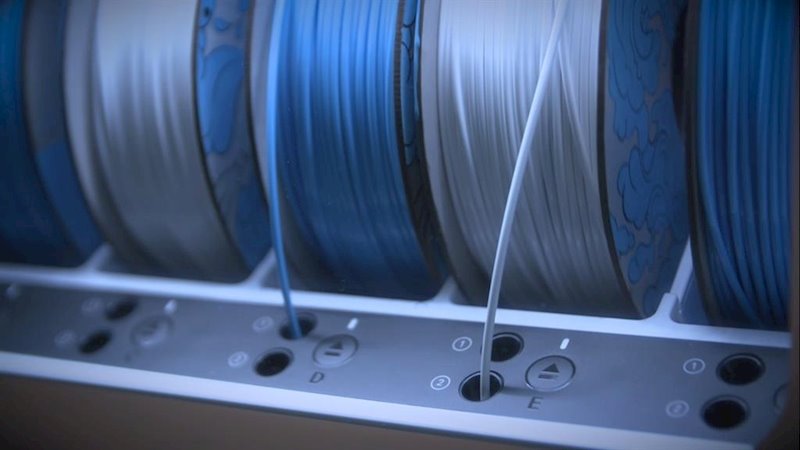 ep klm fabrica piezas de mantenimiento a partir de botellas de plastico