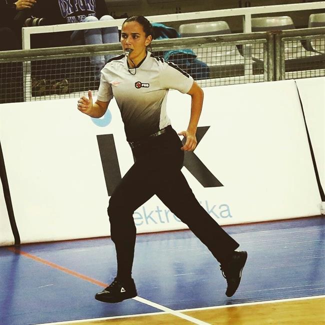La extremeña Esperanza Mendoza, única mujer en arbitrar en la ACB | REMITIDA ep la extremena esperanza mendoza unica mujerarbitrarla acb