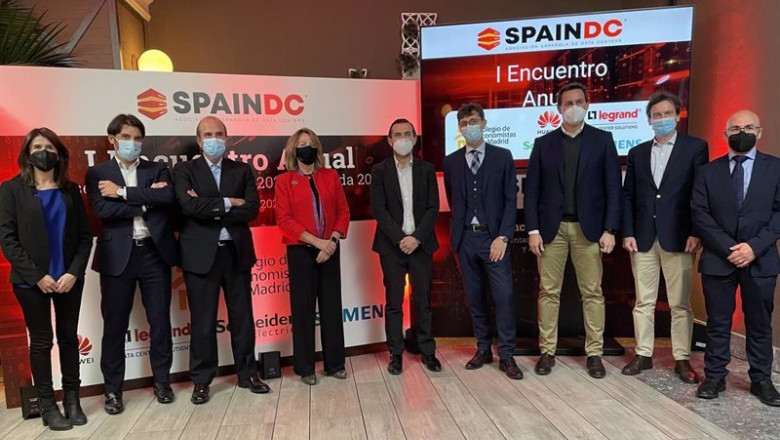 La junta directiva de Spain DC junto a representantes de los cuatro nuevos 'main partners' y el director general de Telecomunicaciones, Arturo Azcorra (cuarto por la derecha). | SPAIN DC ep la junta directiva de spain dc junto a representantes de los cuatro nuevos main partners y el