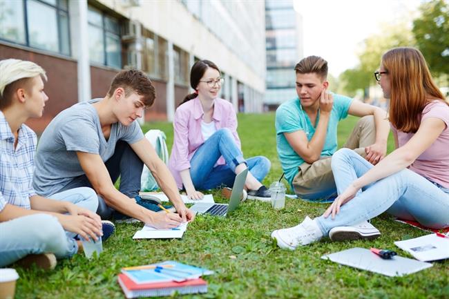 ISTOCK ep la preocupacionlos jovenespoitica bajo minimos