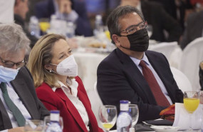 ep la vicepresidenta del gobierno nadia calvino junto a el presidente de la fundacion cajasol