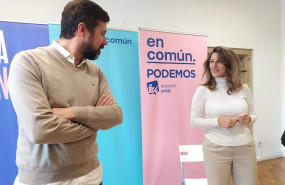 ep los diputados electos de en comun yolanda diaz y anton gomez-reino en una rueda de prensa tras