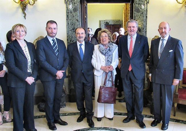 Méndez de Vigo entrega en Roma la Gran Cruz a 'Mamma Erasmus' | MECD ep mendezvigo entregaromagran cruz a mamma erasmus