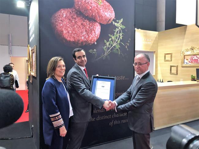 Miguel Vergara recibe la certificación de Aenor de bienestar animal | AENOR ep miguel vergara recibecertificacionaenorbienestar animal