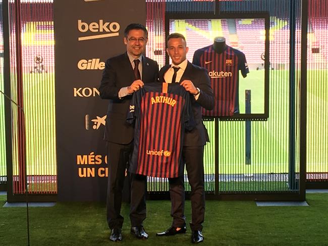 El presidente del Barça, Josep Maria Bartomeu, y el jugador Arthur | EUROPA PRESS ep presidentebara josep maria bartomeu yjugador arthur