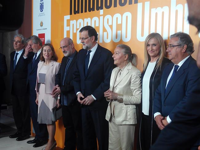 Rajoy en la entrega del Premio Francisco Umbral a Fernando Aramburu por 'Patria' | EUROPA PRESS ep rajoyla entregapremio francisco umbralfernando aramburu por patria