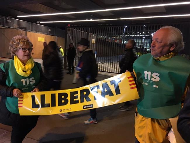 Reparten 20.000 banderolas ante el Camp Nou por la libertad de los presos | ANC ep reparten 20000 banderolascamp noula libertadlos presos