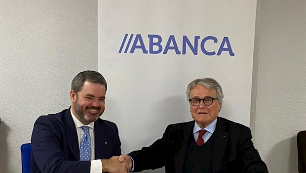 ep representantes de abanca y cepesca durante la firma de renovacion del convenio