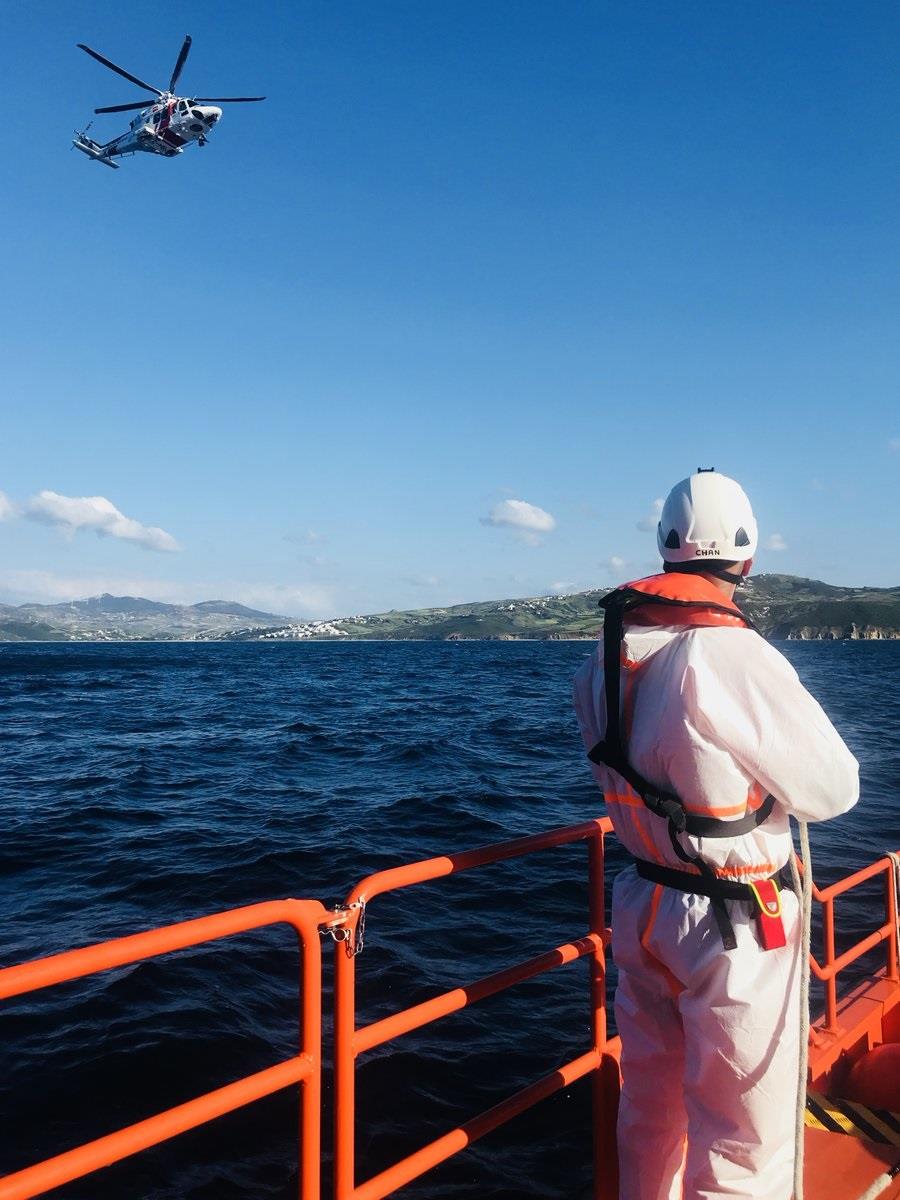 Rescate de una patera en las costas andaluzas | SALVAMENTO MARÍTIMO ep rescateuna pateralas costas andaluzas