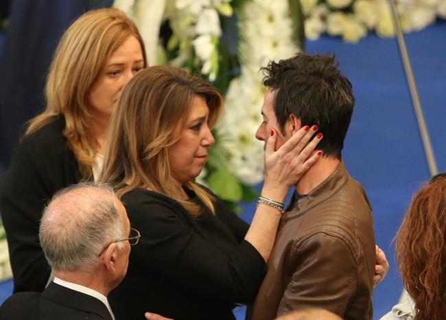 Susana Díaz prodiga gestos de consuelo a Ángel Cruz, padre de Gabriel | EUROPA PRESS ep susana diaz prodiga gestosconsuelo a angel cruz padregabriel
