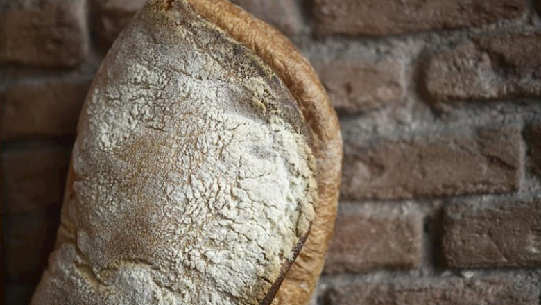 Una barra de pan con harina. | Oscar Cañas - Europa Press - Archivo ep una barra de pan con harina