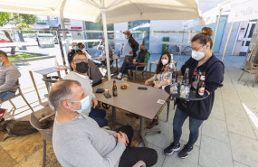 ep una camarera sirve en una terraza de un bar de pontevedra