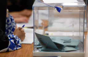 ep una urna con papeletas electorales a 28 de mayo de 2023 en palma mallorca baleares espana ep una urna con papeletas electorales a 28 de mayo de 2023 en palma mallorca baleares espana