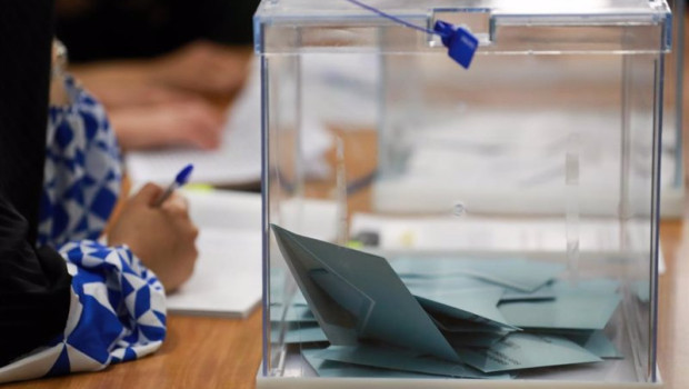 ep una urna con papeletas electorales a 28 de mayo de 2023 en palma mallorca baleares espana
