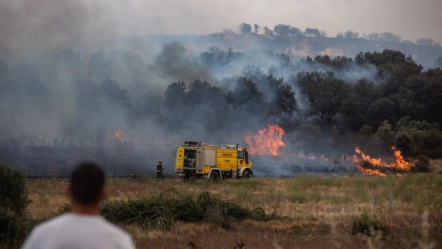 ep varios bomberos trabajan en la extincion del fuego del incendio de losacio