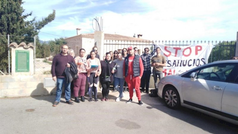 Activistas concentrados para paralizar un desahucio en Lloseta, este jueves. | STOP DESAHUCIOS ep activistas concentrados para paralizar un desahucio en lloseta este jueves