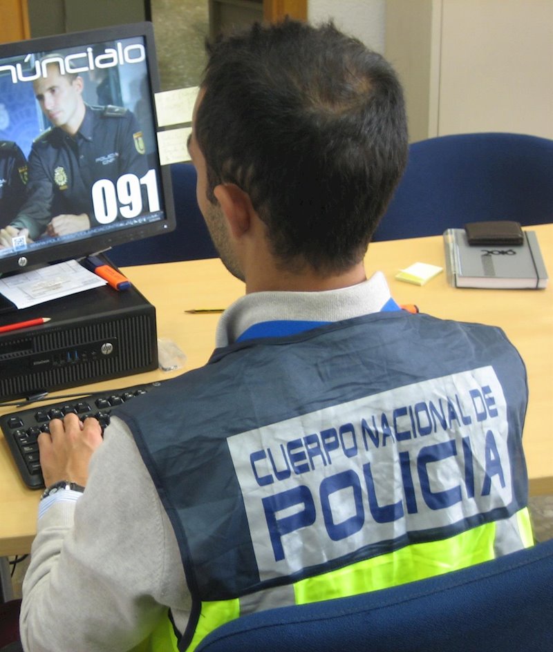 ep agente policia nacional investiga ordenador ep agente policia nacional investiga ordenador