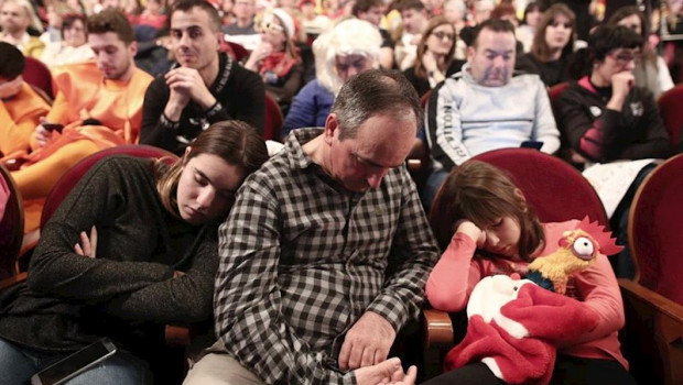 ep algunos de los asistentes se quedan dormidos durante la celebracion del sorteo extraordinario de