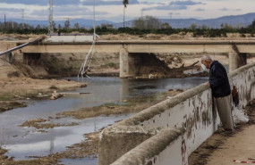 ep anciano observa los estragos causados por la dana en el barranco donde pasa el riu magre a su
