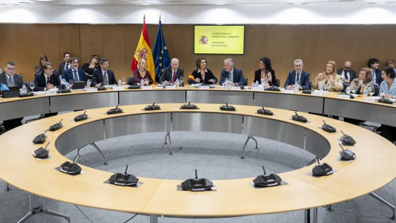 Archivo - La vicepresidenta primera y ministra de Hacienda, María Jesús Montero (6i), y el ministro de Política Territorial y Memoria Democrática, Ángel Víctor Torres (5d), durante el Consejo de Política Fiscal y Financiera (CPFF) del 14 de enero de 2026. | Alberto Ortega - Europa Press - Archivo ep archivo la vicepresidenta primera y ministra de hacienda maria jesus montero 6i y el ministro