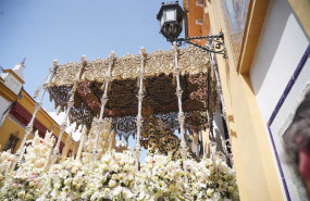 ep archivo   la virgen de la esperanza de triana entra en su capilla en la semana santa en sevilla