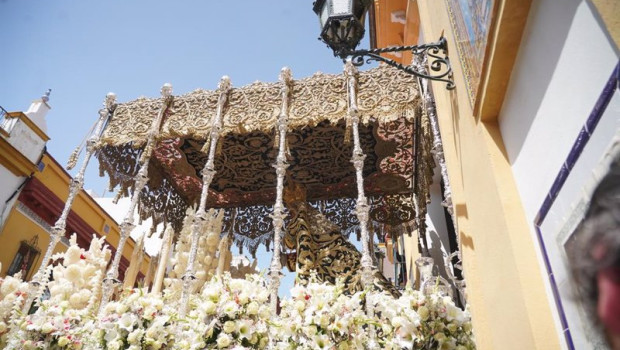 ep archivo   la virgen de la esperanza de triana entra en su capilla en la semana santa en sevilla