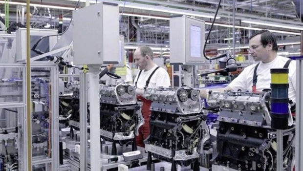 ep archivo operarios trabajando en una fabrica industrial 20250430091003 ep archivo operarios trabajando en una fabrica industrial 20250430091003