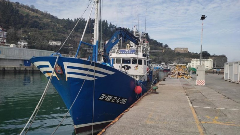 ep archivo   pesquero atracado en el puerto